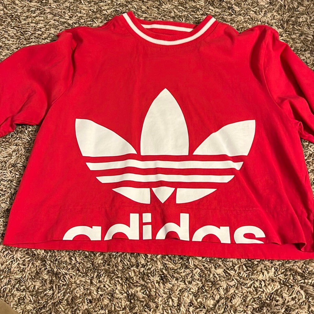 Cropped adidas shirt